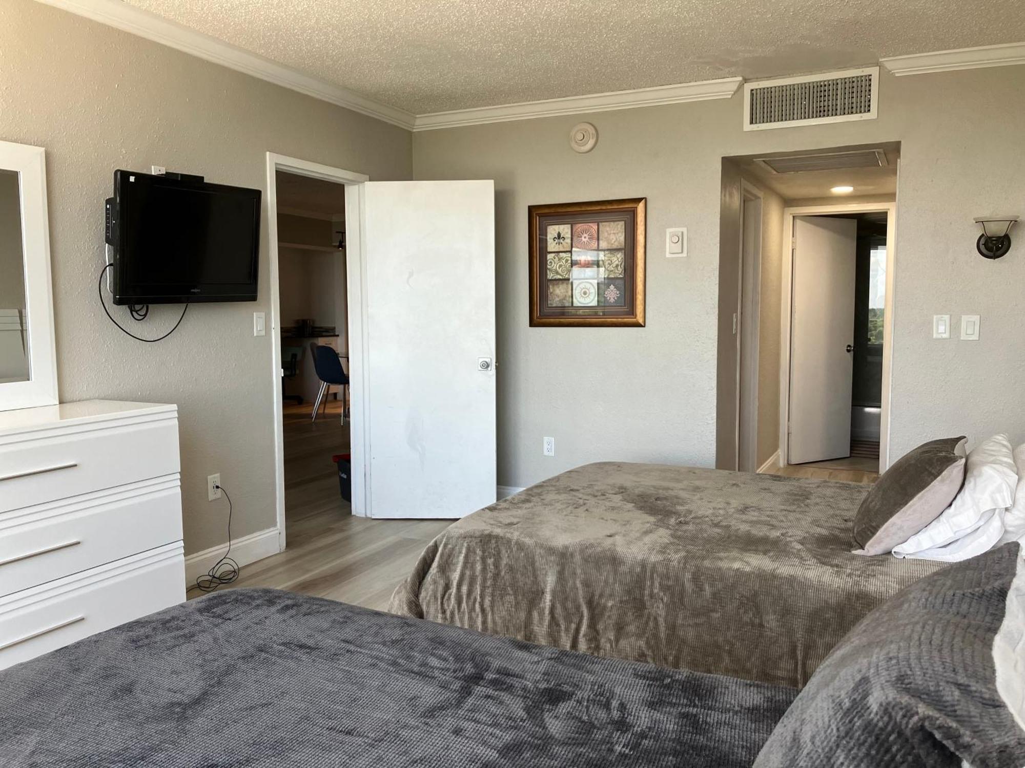 Oceanview On Located In Ocean Manor Lauderdale 2 Bed 2 Bath Spacious Corner Unit Partial Ocean View * Fort Lauderdale